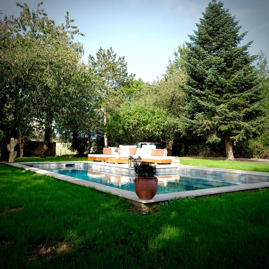 piscine extérieure au milieu de la pelouse