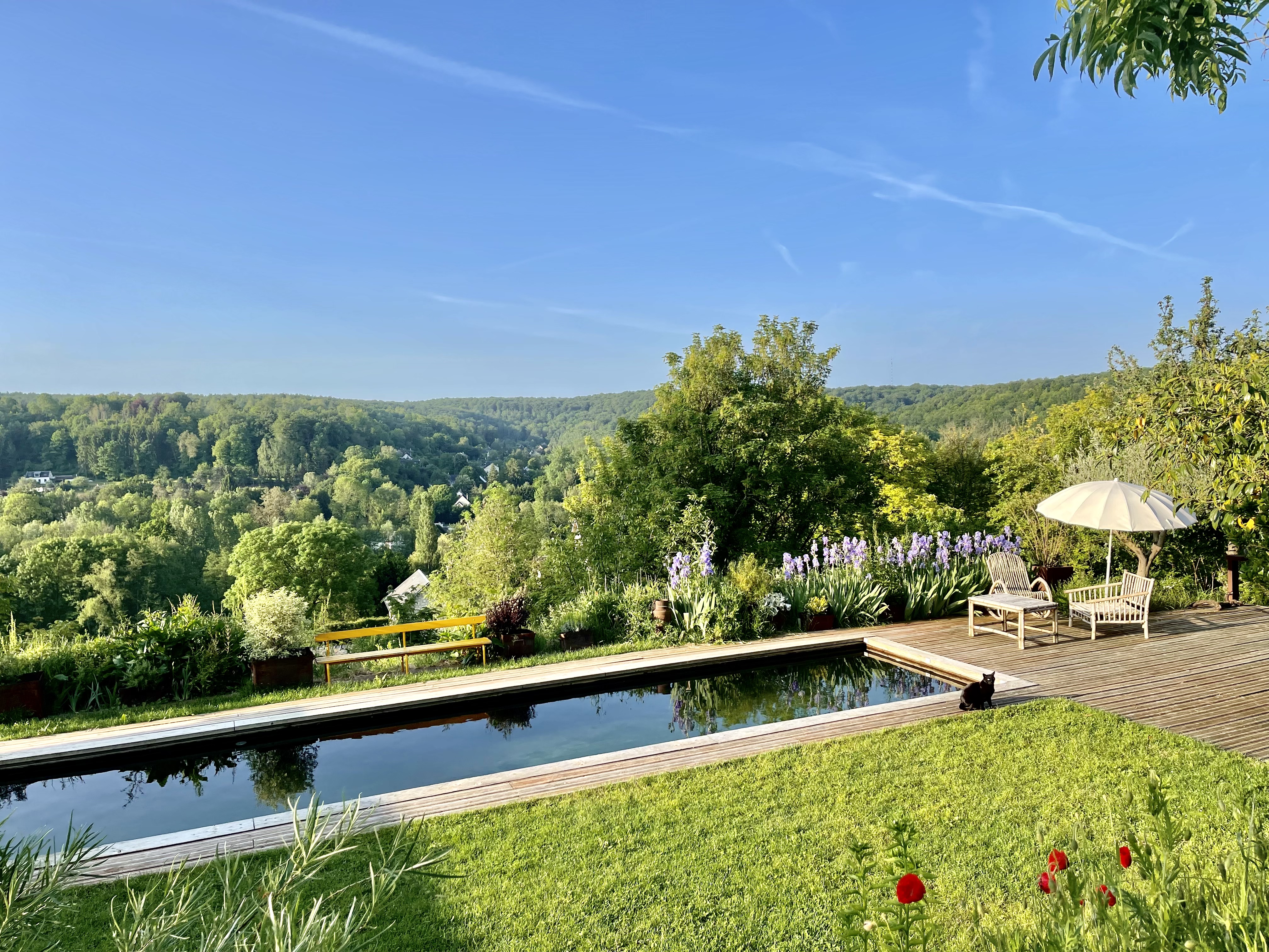 Piscine extérieure surplombant une vallée