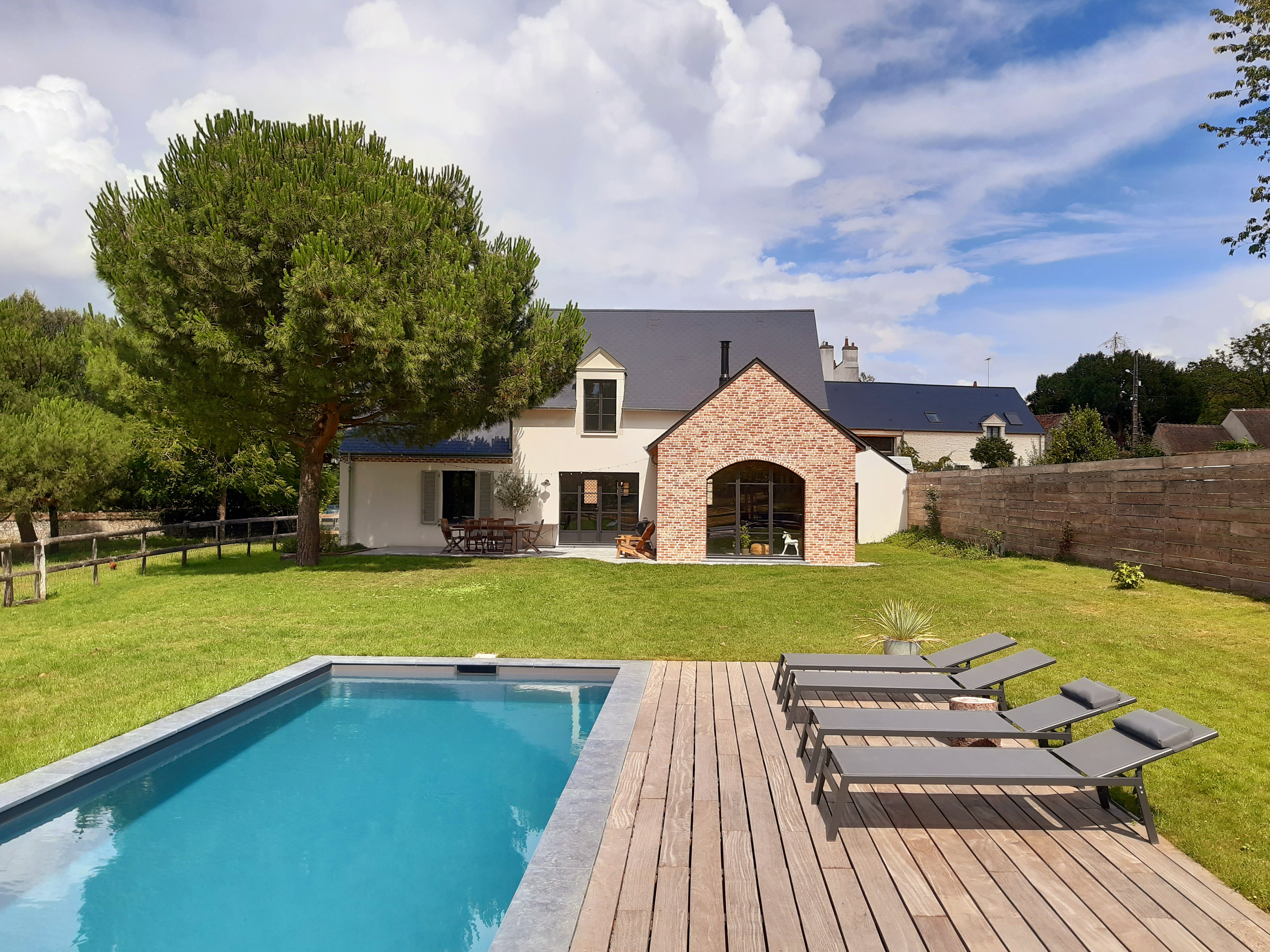 piscine et maison de campagne