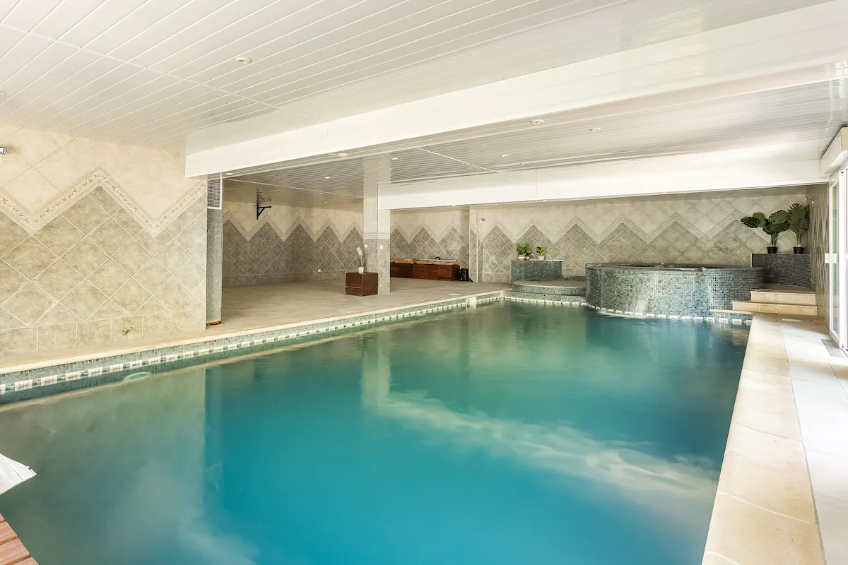 Grande piscine intérieure