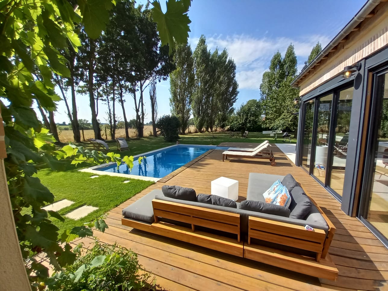 Terrasse avec salon de jardin et piscine