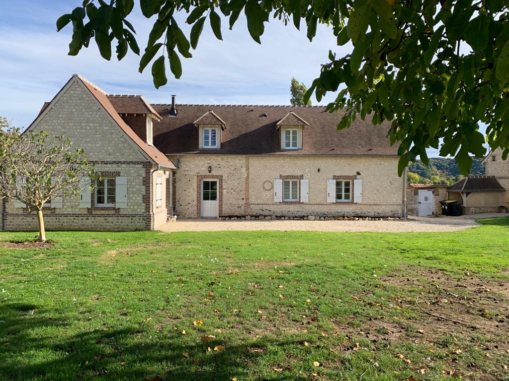 Maison en pierre et jardin