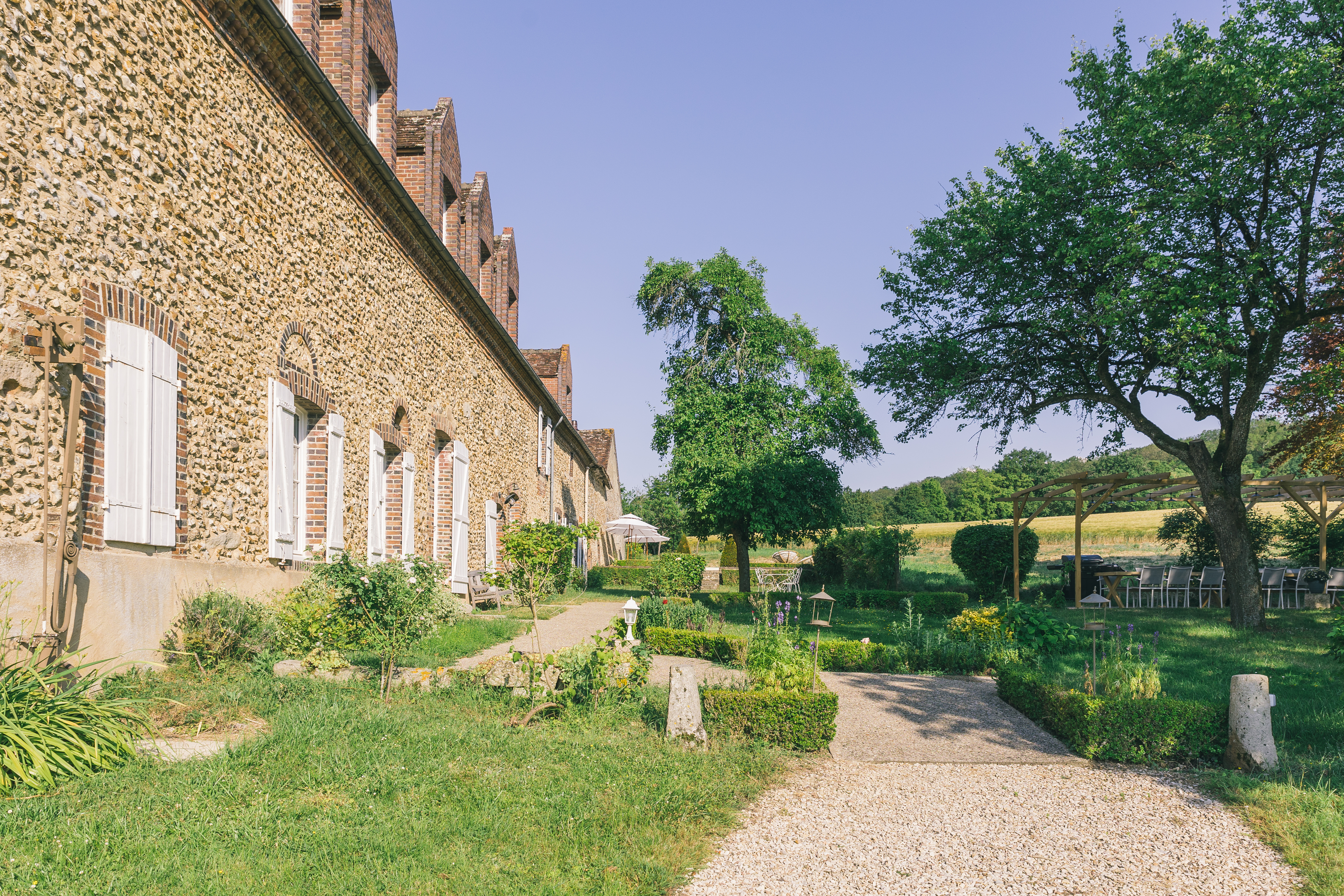 Maison en pierre et jardin