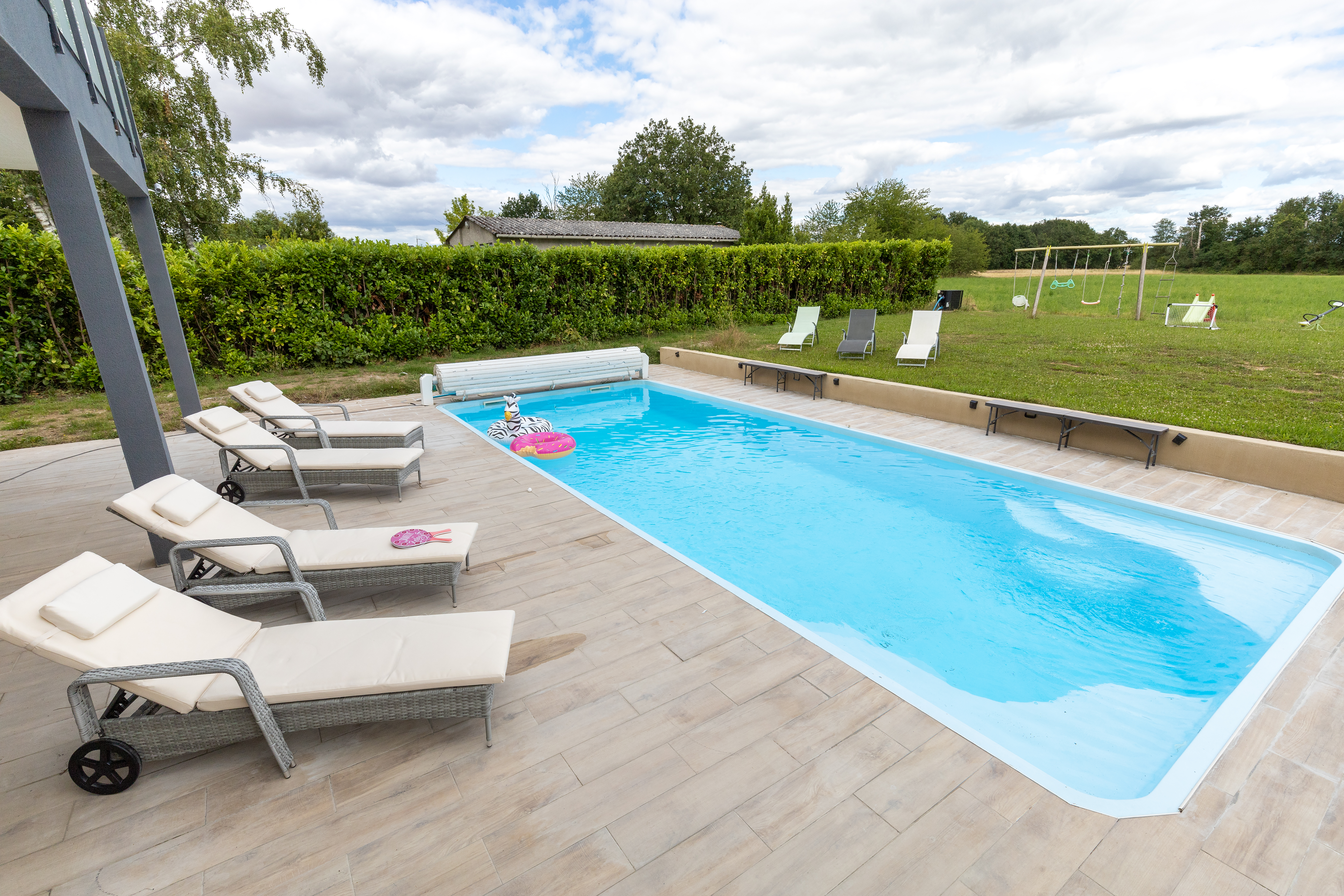Piscine extérieure avec transats