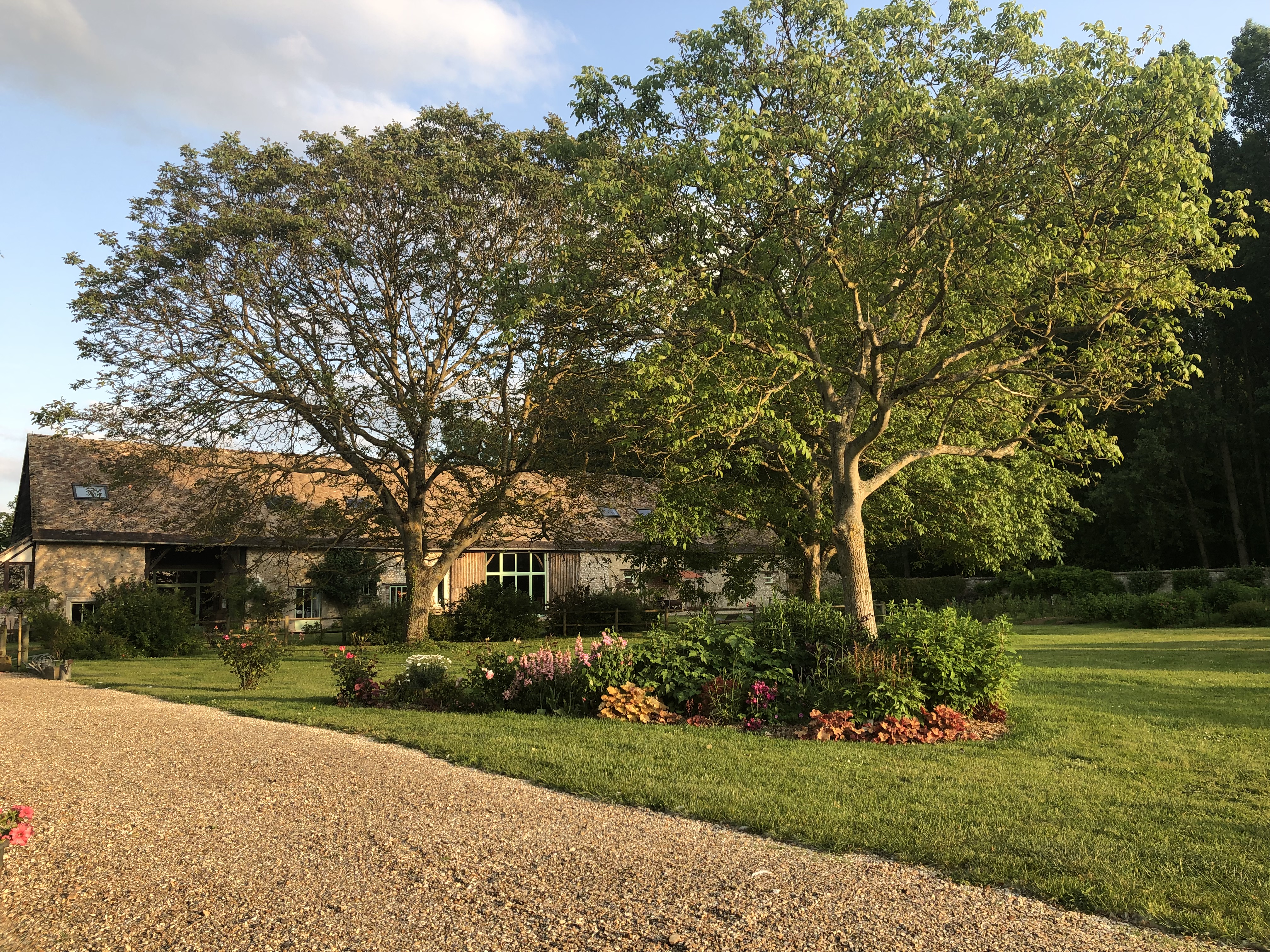Maison et jardin fleuri
