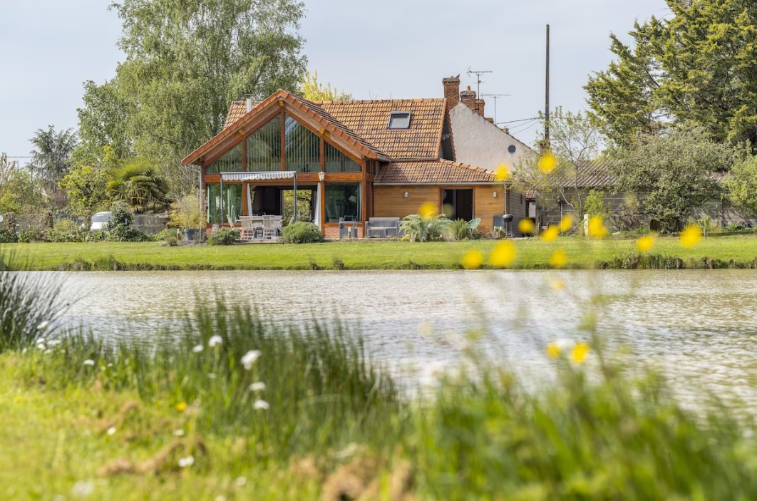 Chalet au bord d’un étang